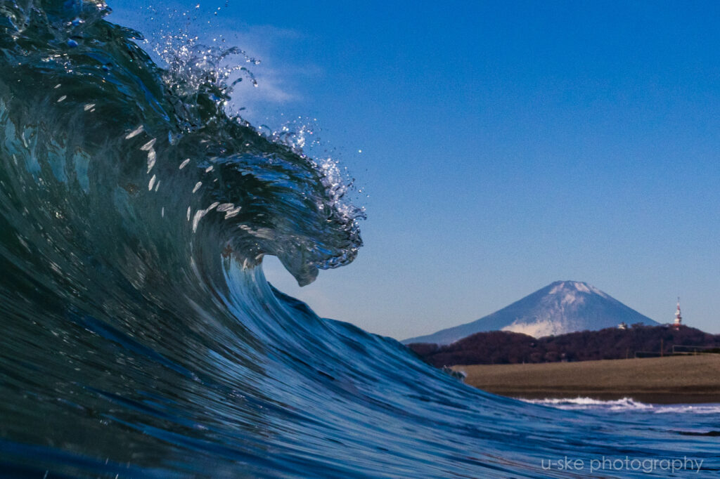 波と富士山、平塚海岸にて