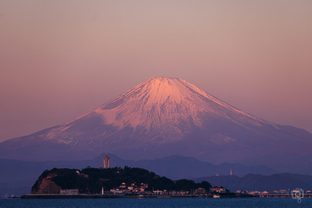 逗子からの朝焼け、江ノ島、湘南平、箱根の山々が一望の景色