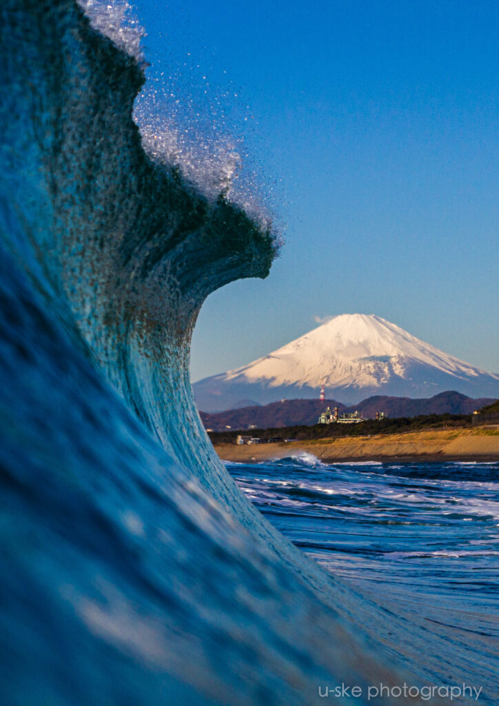 茅ヶ崎の海の中から見た波と富士山