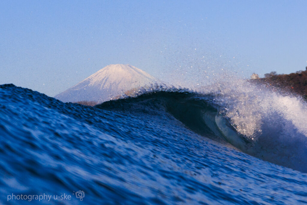 波越しに見る富士山写真